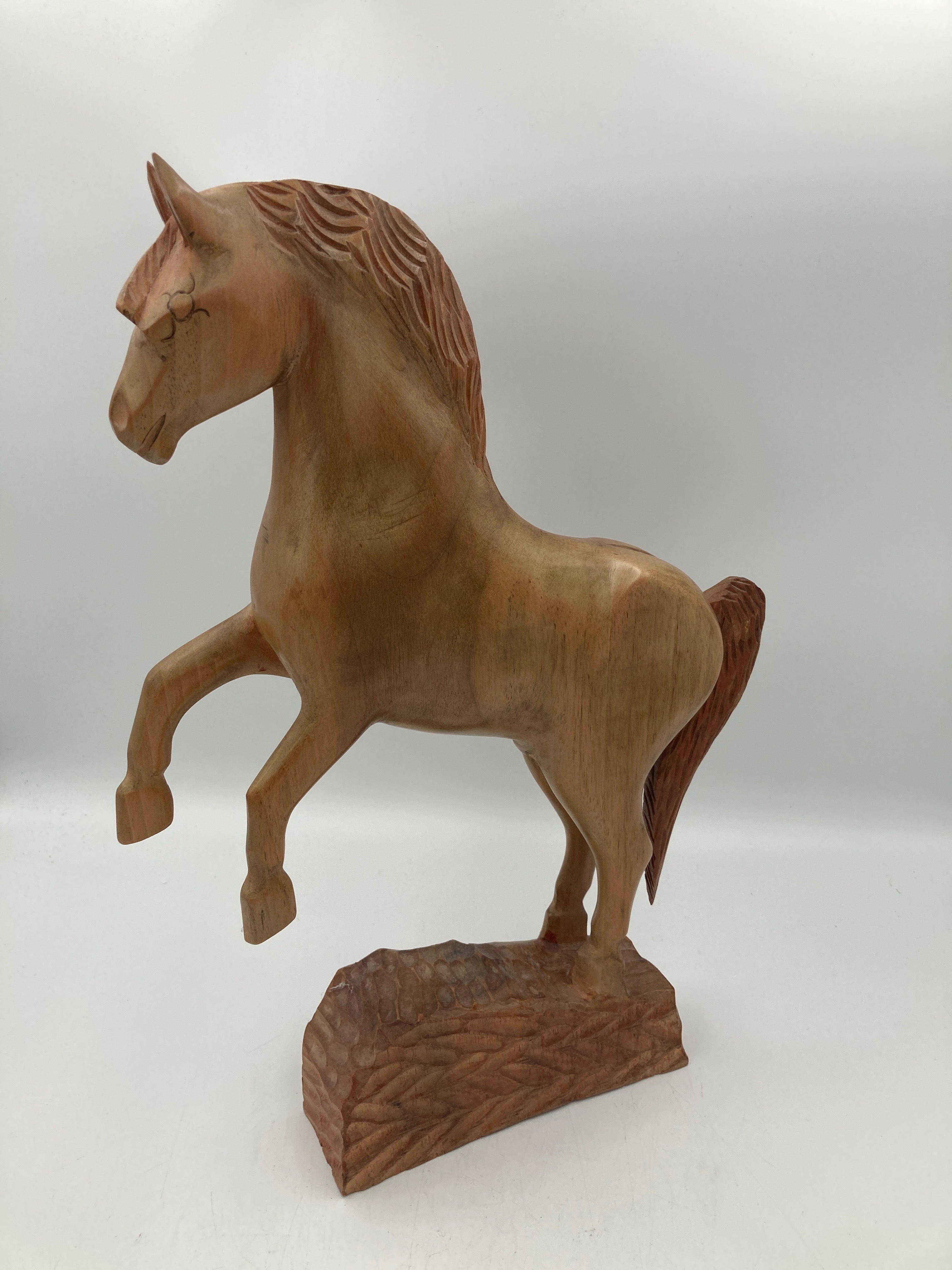 Hesteskulptur i massivt træ